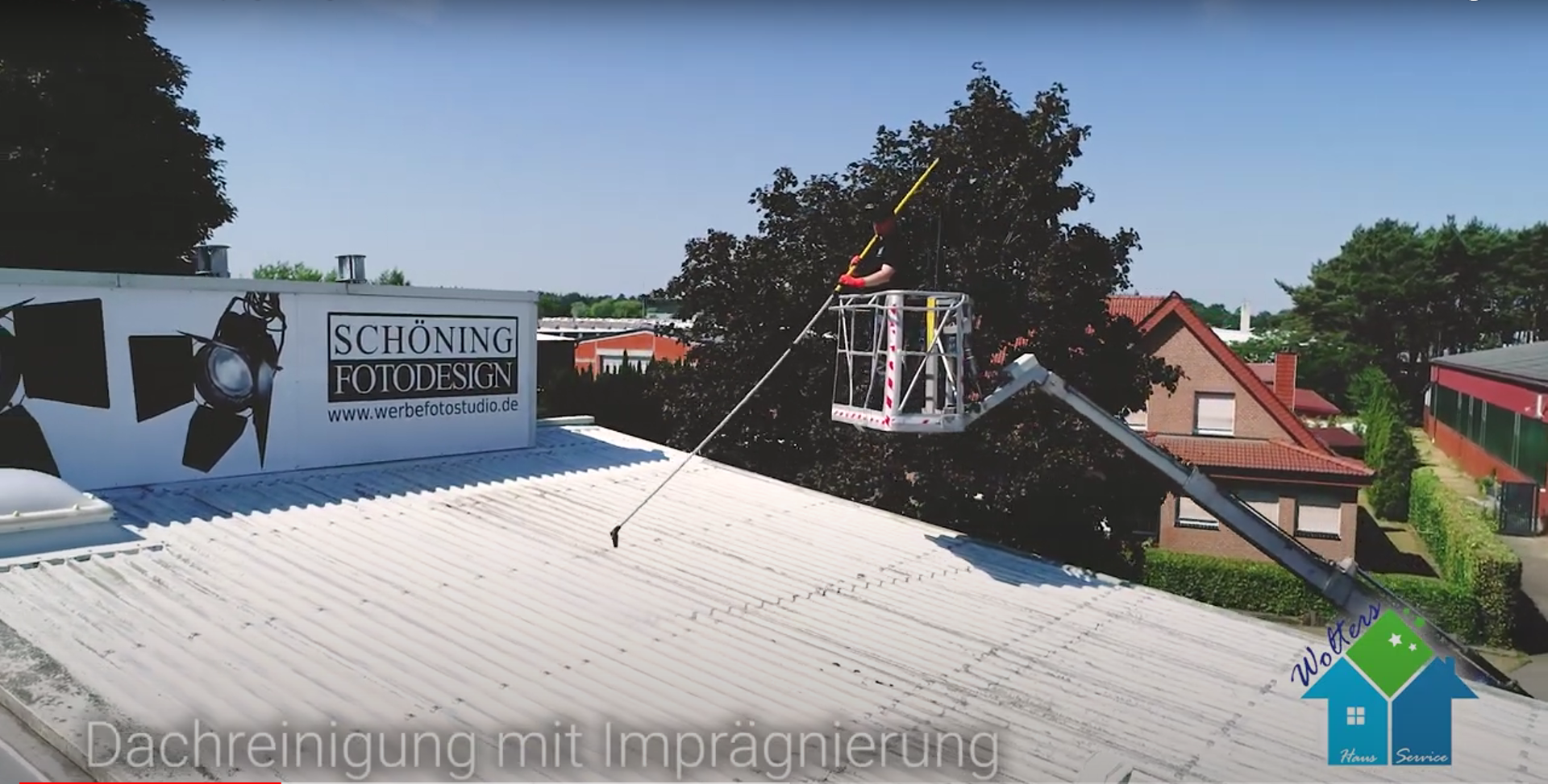 Einsatz der Teleskoplanze f&uuml;r eine sichere Reinigung in Wippingen.