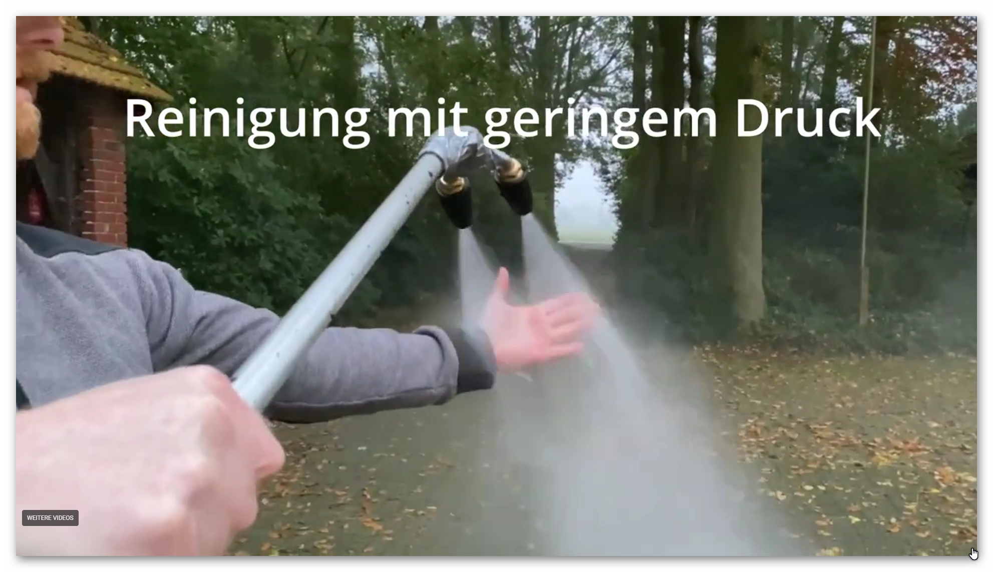 Schonende Dachreinigung in Wippingen: Wasserstrahl-Pr&uuml;fung f&uuml;r maximale Ziegelschonung.